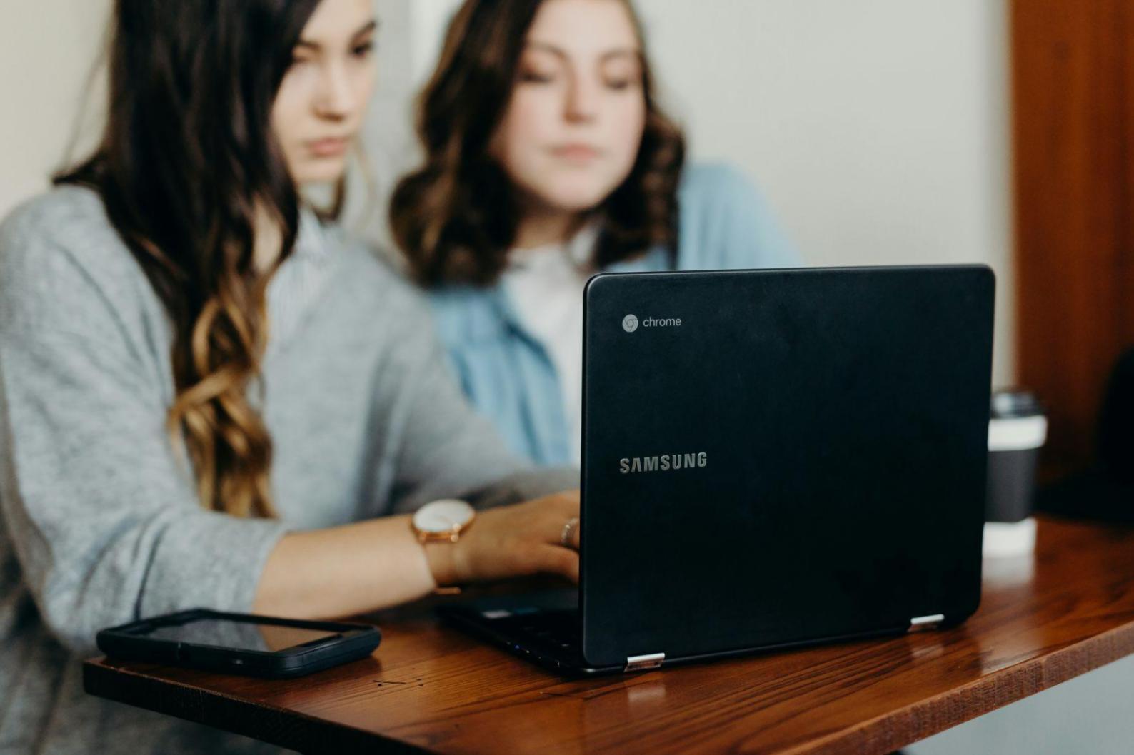 Bureau moderne avec analyses financières